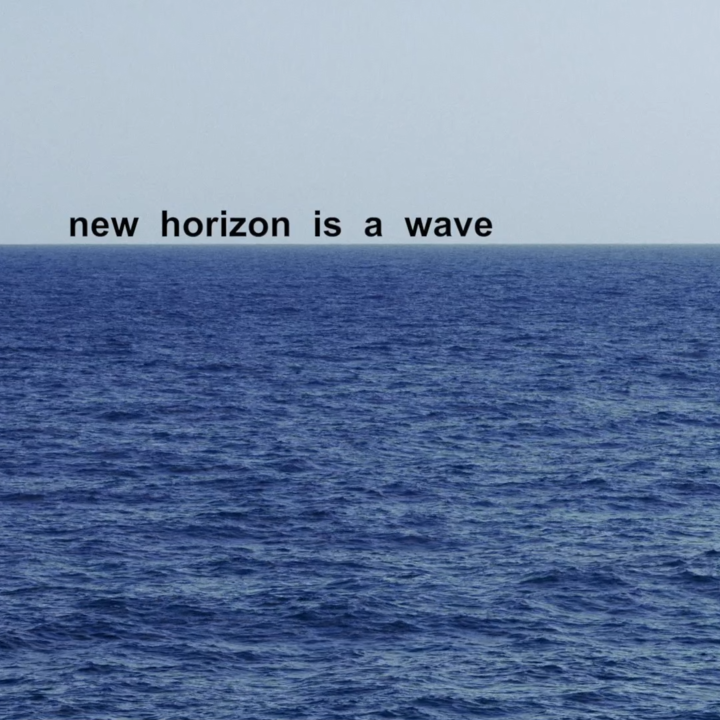 Horizont eines Meeres mit einer schrift am Horizont: new horizon is a wave