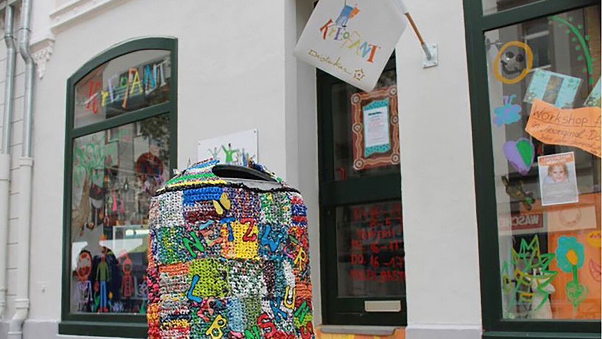 Man sieht die bunte Schaufensterfront des Ateliers Kreofant in der Deisterstraße in Hannover Linden