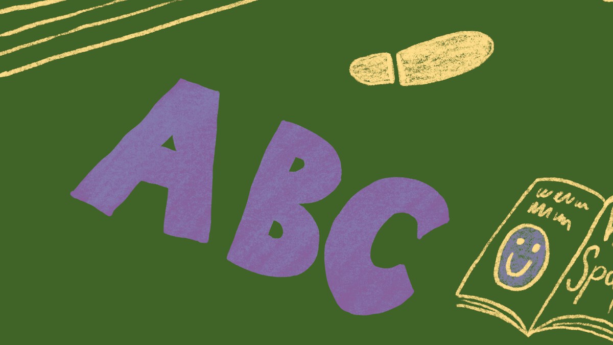 Violette ABC Buchstaben auf einem dunkelgrünen Hintergrund.