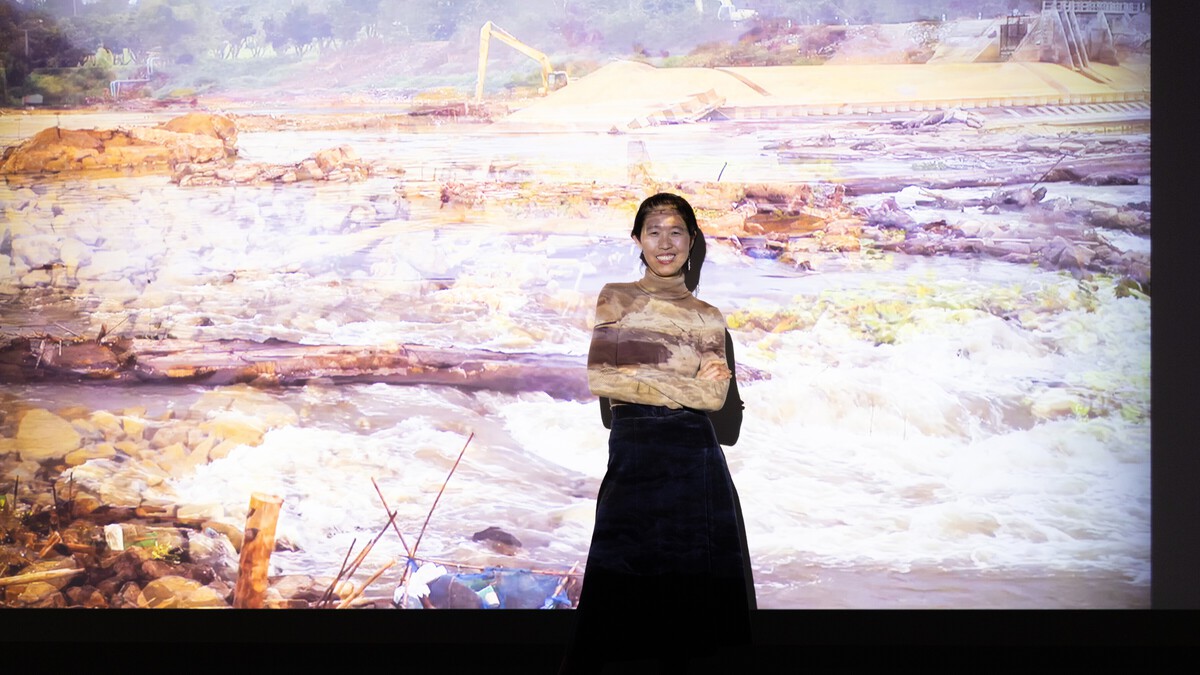 Som Supaparinya Portrait in der Ausstellung