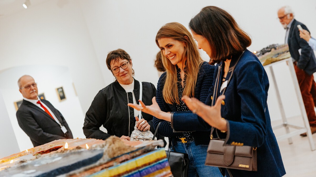 Personen bei der Eröffnung von Cauleen Smith