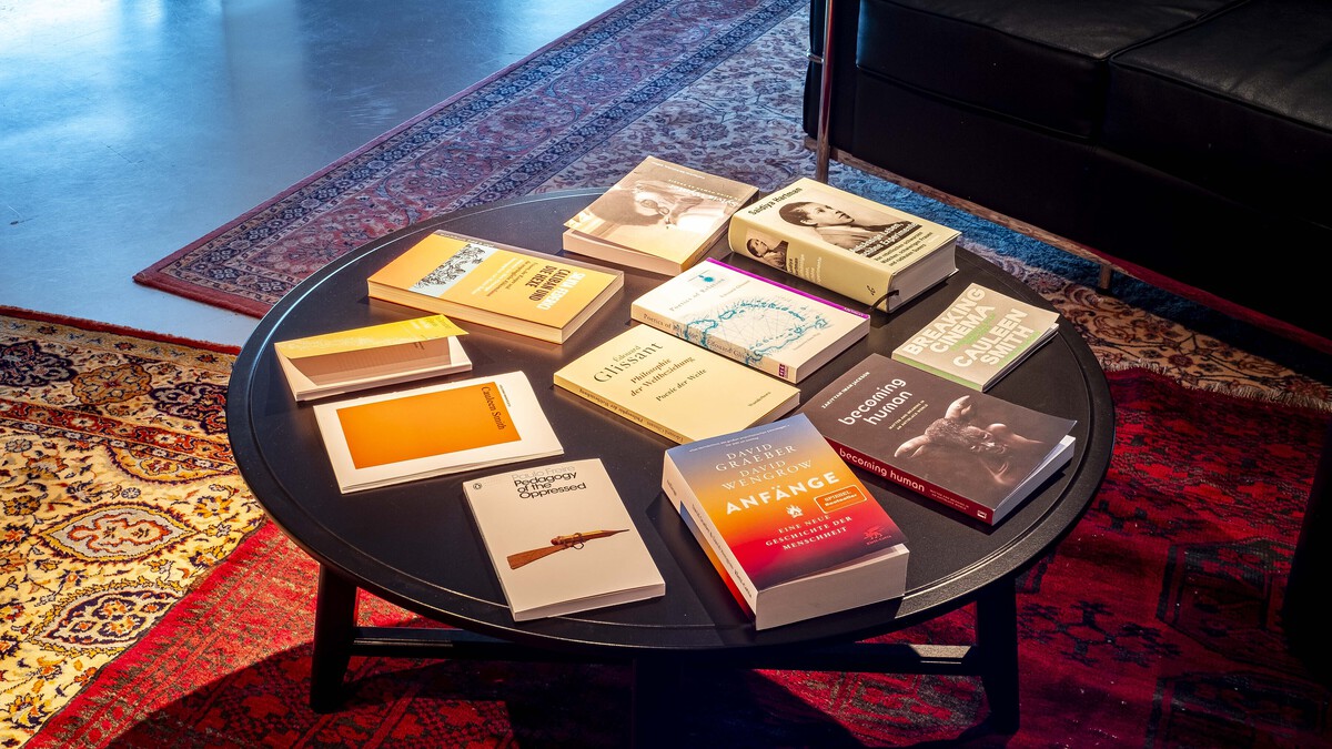 Tisch mit Büchern drauf.