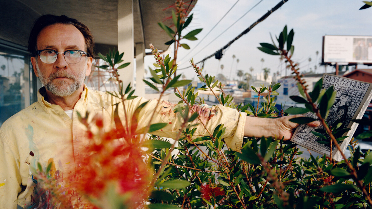 Richard Hawkins neben Blumen