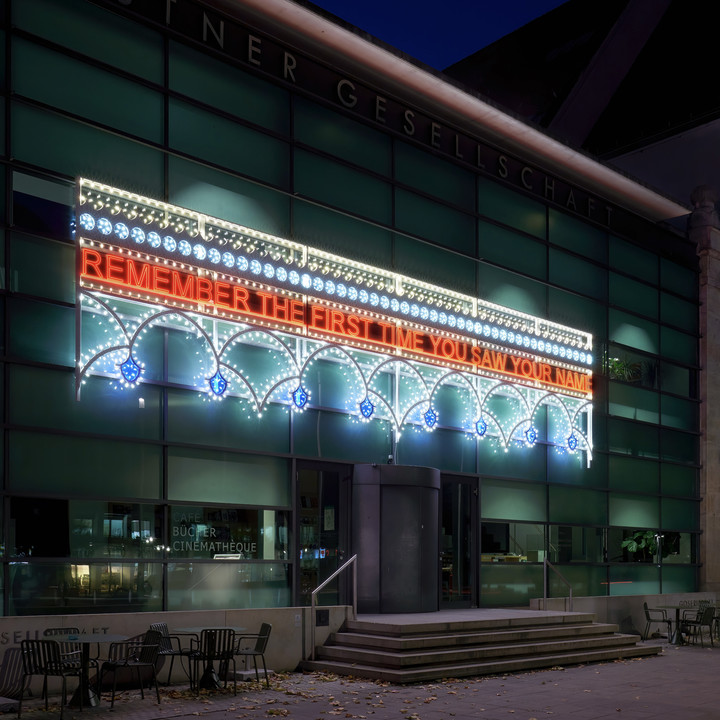 Marinella Senatore, Remember The First Time You Saw Your Name, 2020
LED-Lampen und Flex-Led auf einer Holzstruktur / LED lamps and Flex-Led on a wooden structure, 282 x 1198 cm
Courtesy the Artist, Mazzoleni, London – Torino
© Foto / Photo: Roland Schmidt