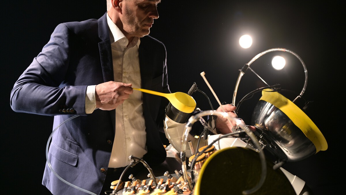 Jean Francois Laporte bei einem Auftritt mit seinem selbst konstruierten Musikinstrument Babel Tabel
