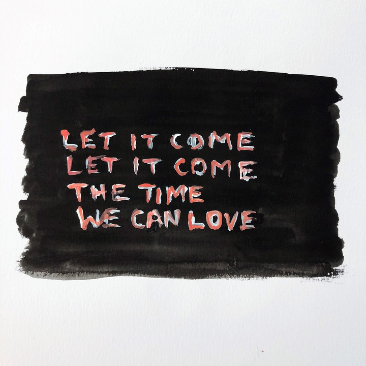 Tim Etchells Zeichnung "Let It Come Let It Come". Auf einem schwarzen Feld steht in weiß und rot "Let it come, let it come, the time we can love"